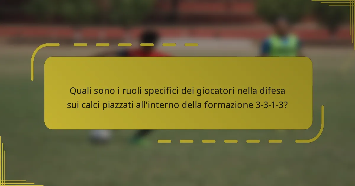 Quali sono i ruoli specifici dei giocatori nella difesa sui calci piazzati all'interno della formazione 3-3-1-3?